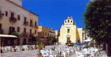 La piazza di Favignana (TP). Sar utilizzata negli sceneggiati attualmente in lavorazione (marzo 2002)